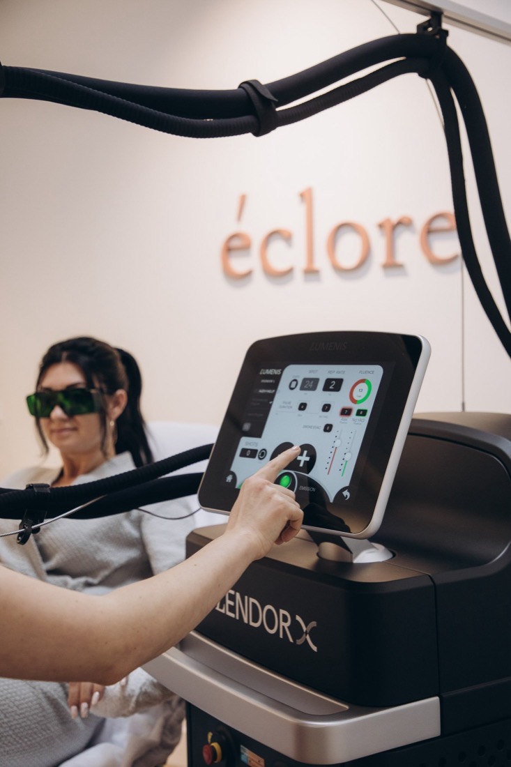Therapist setting the Alexandrite and Nd:YAG parameters on the SplendorX 1.9 console at Éclore Clinics in Utrecht