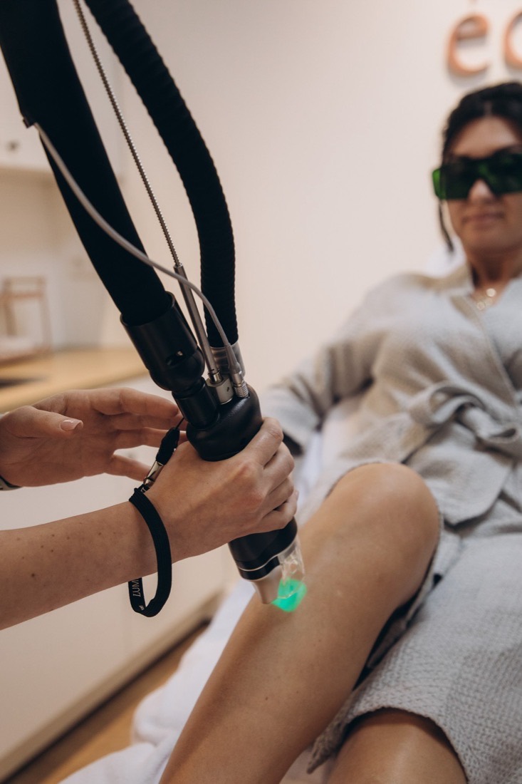 Therapist treating a client leg with the SplendorX 1.9 handpiece at Éclore Clinics in Utrecht