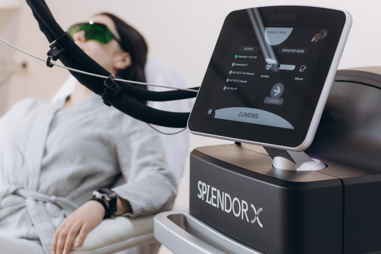 The SplendorX 1.9 laser system at Éclore Clinics in Utrecht, with a client prepared for a laser hair removal session in the background