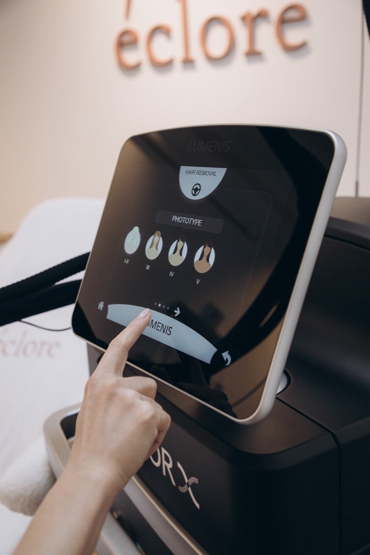 Therapist selecting the client skin tone on the SplendorX 1.9 touchscreen before a laser hair removal session at Éclore Clinics